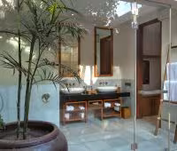 Villa Seseh Beach Villas, Baño principal